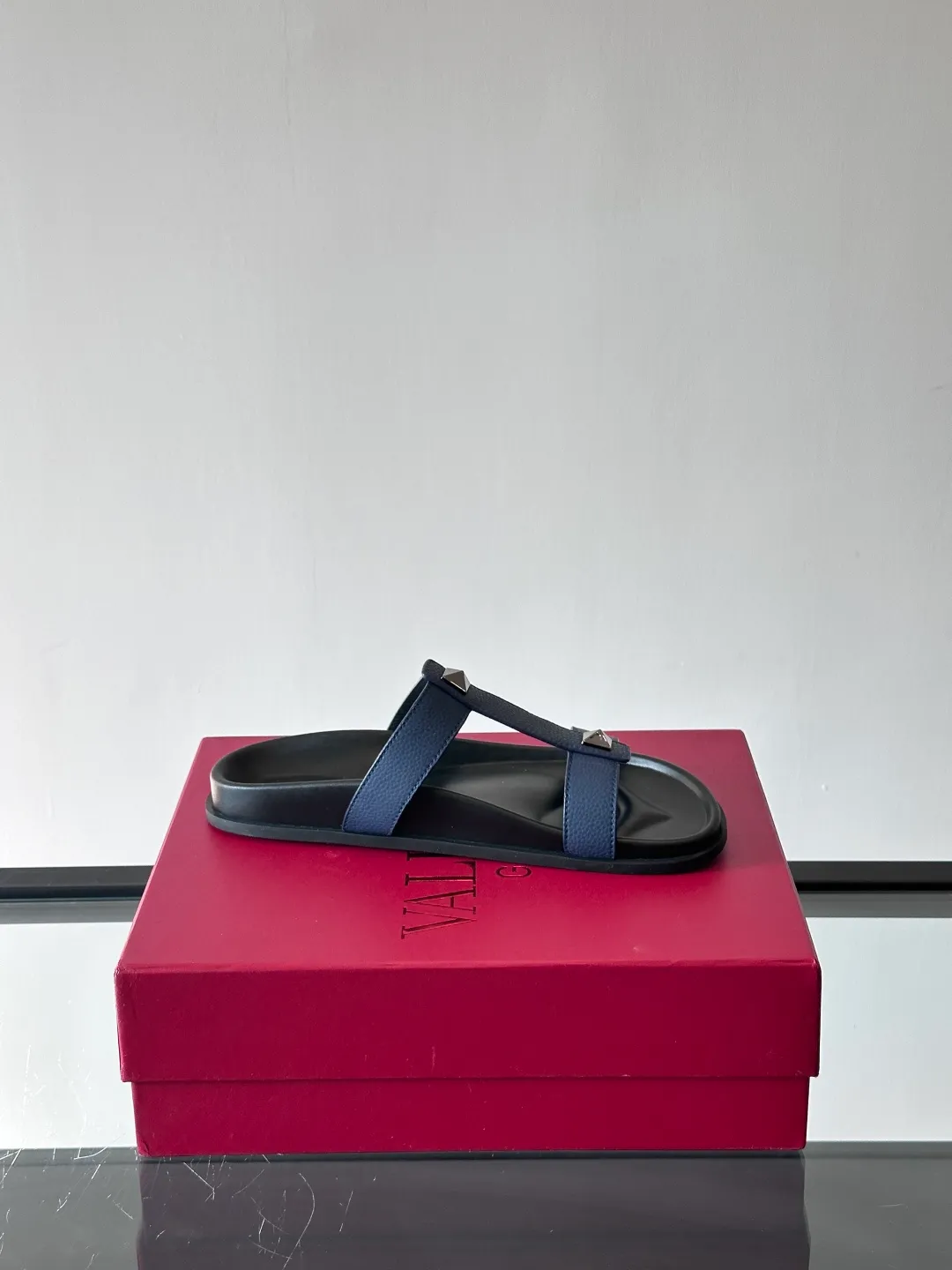 Men's shoes 💰p320 "VALENTINO" Valentino Men's 🧍‍♂️ Spring and summer new style metal rivet flat slippers, elegant sandals, the same style worn by celebrities, original molding, imported calfskin. Rubber outsole. Soft and durable, full set of counter packaging size: 39-44 (customized at 38.45.46)